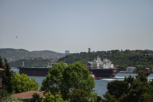 -Le navire commercial grec Maran Helios traverse le détroit du Bosphore jusqu'au port maritime de Novorossiysk sur la mer Noire le 30 mai 2022. Photo par OZAN KOSE/AFP via Getty Images.