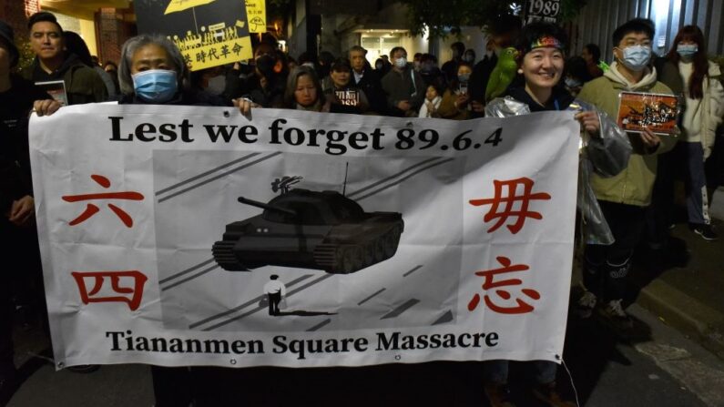 Marche vers le consulat chinois à l'occasion du 33e anniversaire du massacre de Tiananmen, à Sydney, le 4 juin 2022. (MUHAMMAD FAROOQ/AFP via Getty Images)