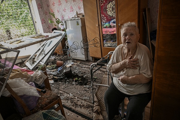Une femme âgée est assise à l'intérieur de sa maison endommagée après une frappe de missile dans la ville de Soledar, dans la région du Donbass à l'est de l'Ukraine, le 4 juin 2022. Photo par ARIS MESSINIS/AFP via Getty Images.