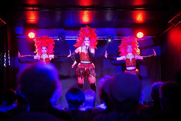 Des danseuses se produisent sur scène au cabaret des Folies fermières le 2 juin 2022 à Garrigues, dans le sud de la France.  Photo de Lionel BONAVENTURE / AFP via Getty Images.
