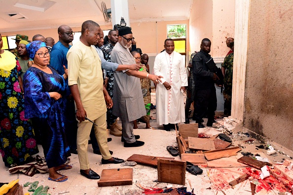 Le gouverneur de l'État d'Ondo, Rotimi Akeredolu montre le sol taché de sang après une attaque par des hommes armés à l'église catholique St. Francis dans la ville d'Owo, dans le sud-ouest du Nigeria, le 5 juin 2022. (Photo : -/AFP via Getty Images)