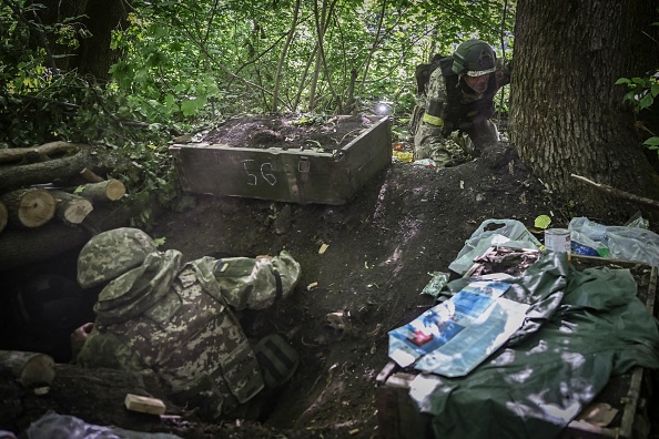 Des militaires ukrainiens se mettent à l'abri lors d'un bombardement dans un camp près de la ligne de front dans la région du Donbass, à l'est de l'Ukraine, le 6 juin 2022. Photo par ARIS MESSINIS/AFP via Getty Images.