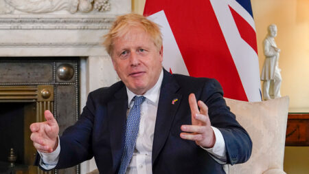 Rescapé d’un vote de défiance, Boris Johnson en quête d’un nouveau souffle