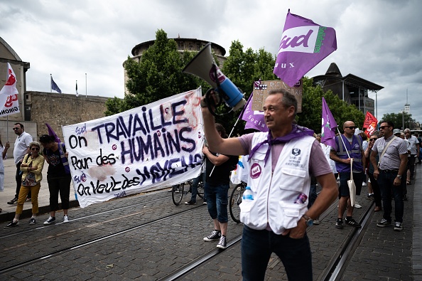 Des membres du personnel hospitalier  manifestent à Bordeaux le 7 juin 2022 pour dénoncer le manque de personnel et les mauvaises conditions de travail conduisant à des secteurs médico-sociaux et sociaux dégradés. (Photo :  PHILIPPE LOPEZ/AFP via Getty Images)