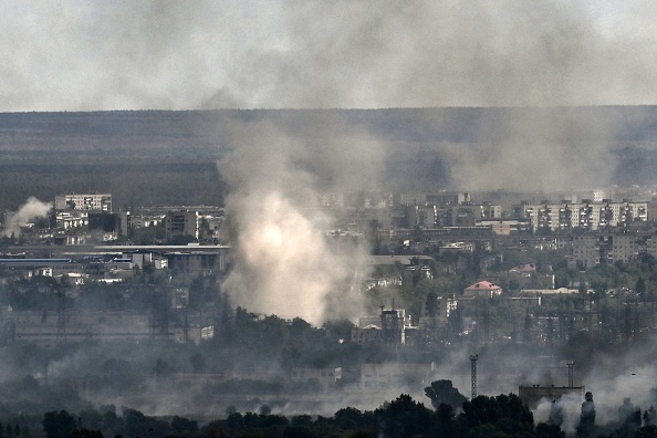 Les bombardements dans la ville de Severodonetsk lors d'un combat entre les troupes ukrainiennes et russes dans la région du Donbass, dans l'est de l'Ukraine, le 7 juin 2022. Photo par ARIS MESSINIS/AFP via Getty Images.