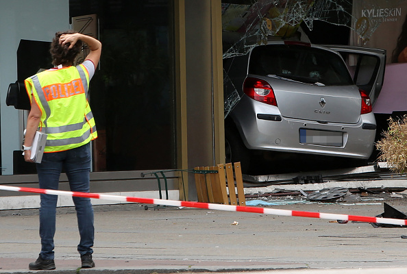 Une voiture a foncé sur un groupe de personnes dans un quartier commerçant très fréquenté du centre de Berlin. Le véhicule a fini sa course dans la vitrine d'une parfumerie.  (Photo : ADAM BERRY/AFP via Getty Images)