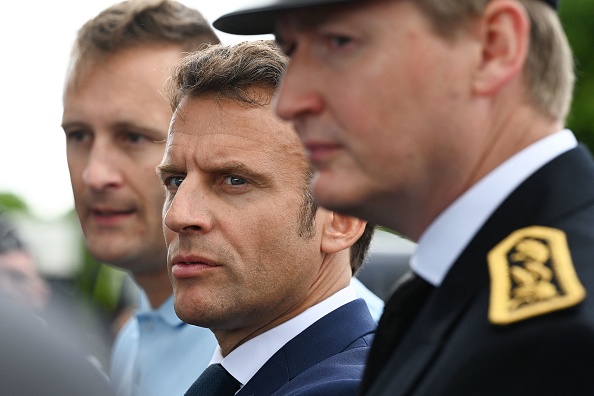 Le président français Emmanuel Macron en visite à la brigade de gendarmerie nationale de Gaillac, dans le Tarn, le 9 juin 2022. (CAROLINE BLUMBERG/POOL/AFP via Getty Images)