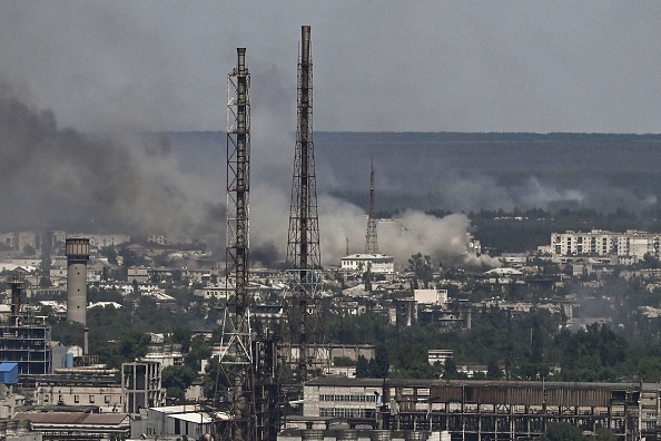 La ville voisine de Severodonetsk lors de la bataille entre les troupes russes et ukrainiennes dans la région du Donbass, dans l'est de l'Ukraine, le 9 juin 2022. Photo par ARIS MESSINIS/AFP via Getty Images.