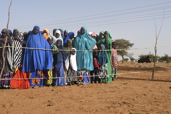 - Des femmes et des enfants déplacés assistent à une réunion du président nigérien Mohamed Bazoum dans un village nigérien au sud-ouest du Niger, le 9 juin 2022. Photo de BOUREIMA HAMA/AFP via Getty Images.