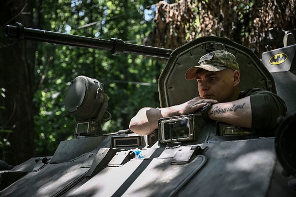 Un militaire ukrainien assis sur un véhicule blindé sur une ligne de front dans la région du Donbass, dans l'est de l'Ukraine, le 10 juin 2022. Photo par ARIS MESSINIS / AFP via Getty Images.