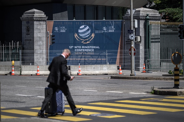L'entrée du siège de l'Organisation mondiale du commerce à la veille de la Conférence ministérielle de l'OMC à Genève le 11 juin 2022. Photo de Fabrice COFFRINI / AFP via Getty Images.