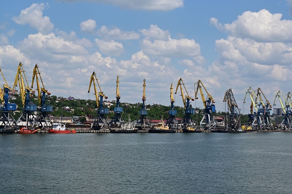 -Les grues dans le port maritime de Marioupol, le 12 juin 2022. Photo de YURI KADOBNOV/AFP via Getty Images. 