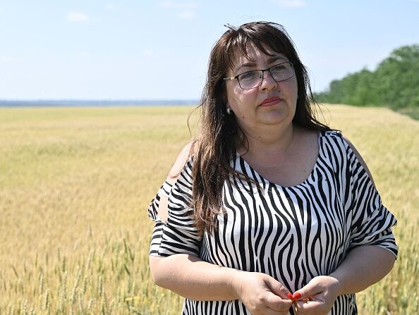 -Nadia Ivanova, agricultrice de 42 ans, devant un champ de blé dans une ferme de la région de Mykolaïv, dans le sud de l'Ukraine, le 11 juin 2022, au milieu de l'invasion russe de l'Ukraine. Photo Genya SAVILOV/AFP via Getty Images.