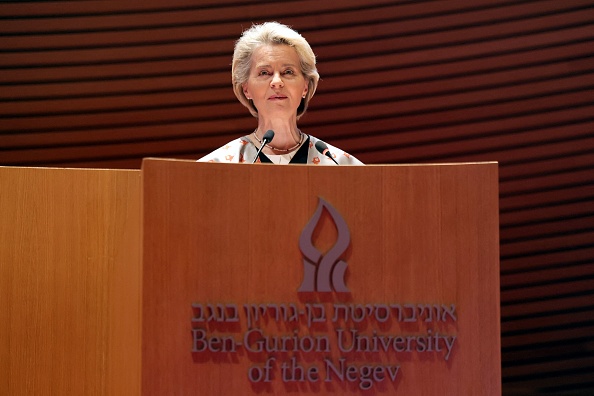 La présidente de la Commission européenne, Ursula von der Leyen, à l'Université Ben Gourion du Néguev, dans le sud d'Israël, le 14 juin 2022. Photo de Menahem KAHANA / AFP via Getty Images.