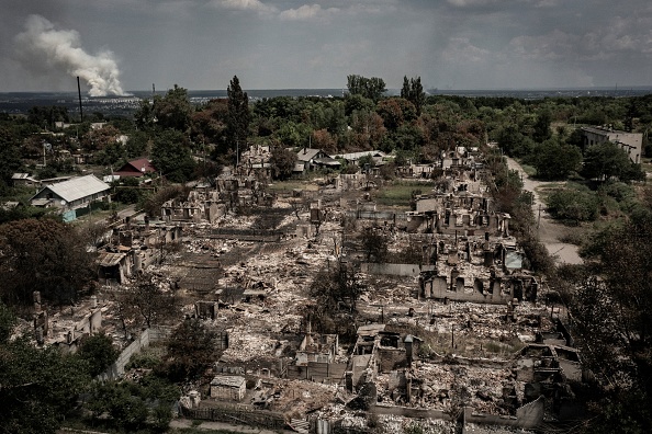 Les villes de Severodonetsk et Lysychansk, séparées par une rivière, sont ciblées depuis des semaines comme les dernières zones encore sous contrôle ukrainien le 14 juin 2022. Photo par ARIS MESSINIS / AFP via Getty Images.