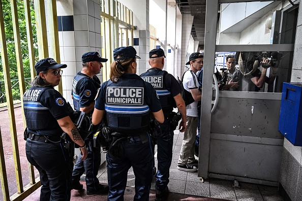 Des policiers municipaux patrouillent dans le quartier de La Duchère, le 15 juin 2022, à Lyon, où deux personnes ont été tuées et deux autres blessées lors d'une fusillade.  (JEAN-PHILIPPE KSIAZEK/AFP via Getty Images)
