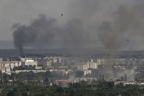 Les bombardements dans la ville de Severodonetsk, dans la région du Donbass, à l'est de l'Ukraine, le 17 juin 2022. Photo par ARIS MESSINIS/AFP via Getty Images.
