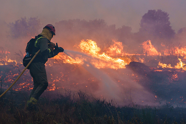 -Le plus important de ces incendies de forêt était encore non maîtrisé dans la Sierra de la Culebra, un massif montagneux de la région de Castille et Leon, près de la frontière avec le Portugal le 18 juin 2022.  Photo de CESAR MANSO/AFP via Getty Images.