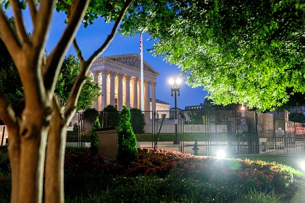 La Cour suprême des États-Unis à Washington, DC, le 21 juin 2022. Elle devrait rendre plus de décisions aujourd'hui, comme les armes à feu, le changement climatique et d’autres…. Photo de Stefani Reynolds / AFP via Getty Images.