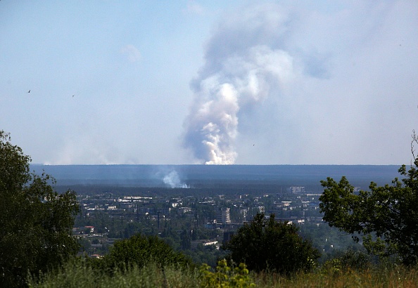 Une photo prise le 21 juin 2022 depuis la ville de Lysychansk, montre un grand panache de fumée s'élevant à l'horizon, derrière la ville de Severodonetsk. (Photo : ANATOLII STEPANOV/AFP via Getty Images)