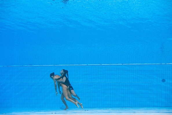 L'entraîneuse a sauvé la nageuse américaine Anita Alvarez qui s'est évanouie lors de la finale de la natation artistique libre en solo féminin aux Championnats du monde aquatiques Budapest 2022, le 22 juin 2022. (Photo : OLI SCARFF/AFP via Getty Images)
