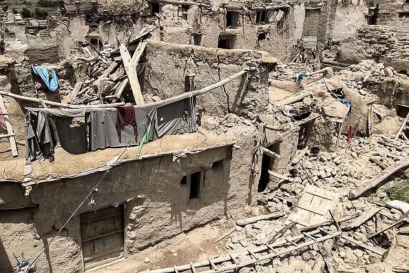 Des maisons endommagées à la suite d'un tremblement de terre dans le district de Gayan, province de Paktika, le 22 juin 2022. Photo par -/AFP via Getty Images.