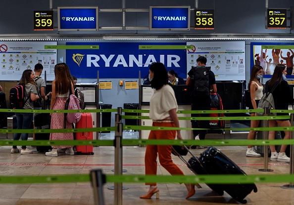 Des passagers se tiennent près des comptoirs d'enregistrement de Ryanair pendant une grève à l'aéroport Adolfo Suarez Madrid Barajas, le 24 juin 2022. (Photo : OSCAR DEL POZO/AFP via Getty Images)