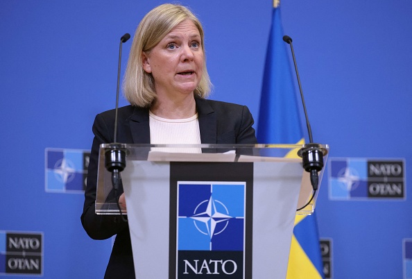 La première ministre suédoise, Magdalena Andersson, s'adresse aux médias lors d'une conférence de presse conjointe avec le secrétaire général de l'OTAN au siège de l'OTAN à Bruxelles, le 27 juin 2022. (Photo : KENZO TRIBOUILLARD/AFP via Getty Images)