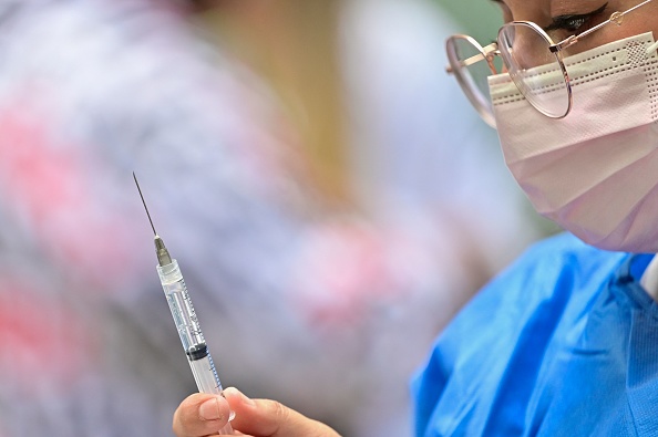 Il faudrait environ trois mois pour produire à grande échelle des vaccins contre BA.4 et BA.5. (Photo : PEDRO PARDO/AFP via Getty Images)