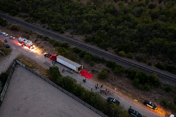 Le 27 juin 2022 à San Antonio, au Texas, au moins 46 migrants ont été retrouvés morts dans la remorque d'un camion. (Photo : Jordan Vonderhaar/Getty Images)