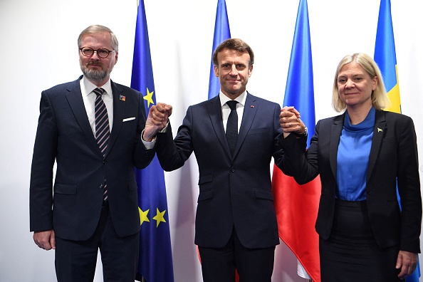 Le président français Emmanuel Macron pose avec le Premier ministre tchèque Petr Fiala et la Première ministre suédoise Magdalena Andersson, la présidence de l'UE est transférée de la France à la République tchèque avant la Suède, au Sommet des chefs d'État de l'OTAN à Madrid le 30 juin 2022. Photo Bertrand GUAY / POOL / AFP via Getty Images.