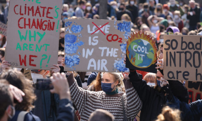 Les partisans du Fridays for Future (appelé Youth for Climate en France et en Belgique) - mouvement des jeunes pour une action climatique fondé par Greta Thunberg - se rassemblent dans le cadre d'une grève mondiale pour le climat à Berlin, en Allemagne, le 25 mars 2022. (Sean Gallup/Getty Images)