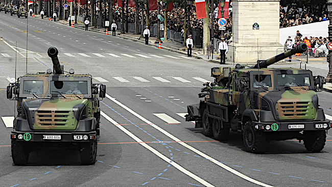 Camions équipés d'un canon Caesar de 155 mm. À Paris, le 14 juillet 2012. (Photo : BERTRAND GUAY/AFP/GettyImages)