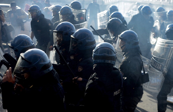 Des policiers Italiens anti-émeutes.  (FILIPPO MONTEFORTE/AFP via Getty Images)