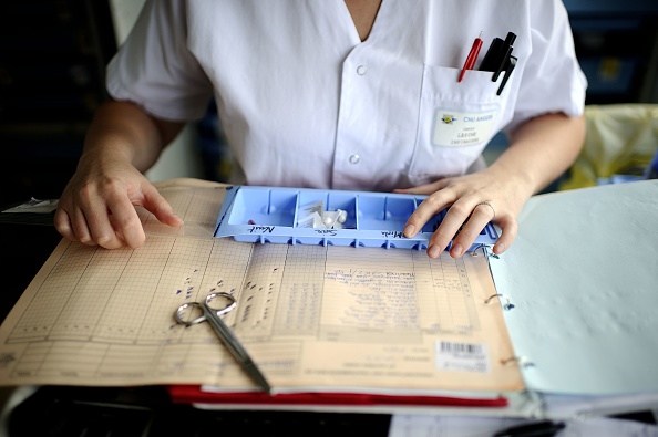 Une infirmière du service des maladies infectieuses du CHU d'Angers. (JEAN-SEBASTIEN EVRARD/AFP via Getty Images)