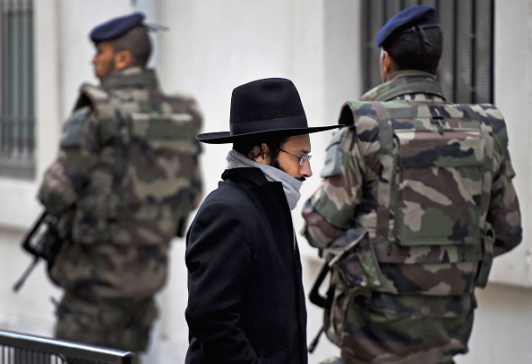 Une patrouille de sécurité armée devant une école juive dans le quartier juif du Marais, à Paris, le 12 janvier 2015. (Photo : Jeff J Mitchell/Getty Images)