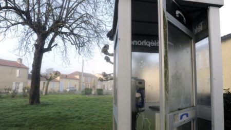 Une «première mondiale»: un collectif réinstalle des cabines téléphoniques à Grenoble