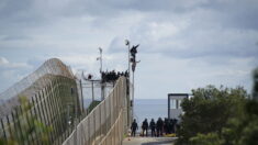 Plus de 2000 migrants « parfaitement organisés et violents » tentent d’entrer de force dans l’enclave espagnole de Melilla, 140 policiers blessés dont cinq grièvement