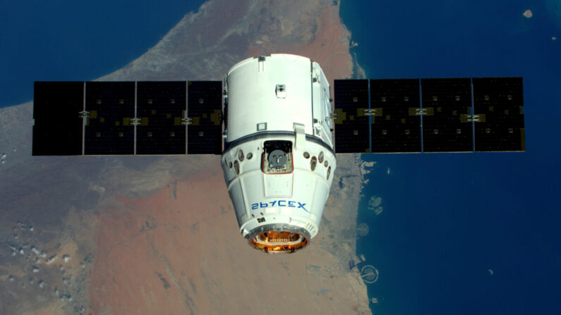 Cette image fournie par l'Agence spatiale européenne (ESA), montre une vue de The Palms, à Dubaï, alors que le vaisseau spatial SpaceX Dragon passe au-dessus. La photographie a été prise par l'astronaute de l'ESA Tim Peake depuis l’ International Space Station le 10 avril 2016. (Tim Peake / ESA/NASA via Getty Images) 