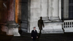 La photo d’Emmanuel Macron se promenant seul dans les rues de Paris interpelle les internautes