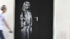 Vol d’une peinture de Banksy au Bataclan : huit hommes écopent des peines allant de six mois avec sursis à deux ans de prison ferme