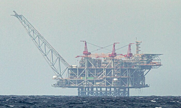 La plateforme du champ de gaz naturel Léviathan en Méditerranée est photographiée depuis la ville côtière nord israélienne de Césarée, le 24 février 2022. (Jack Guez/AFP via Getty Images)