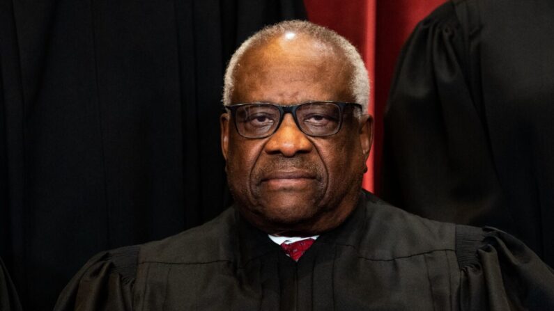 Le juge Clarence Thomas lors d'une photo de groupe des juges de la Cour suprême à Washington, le 23 avril 2021. (Erin Schaff/Pool/AFP via Getty Images)