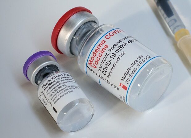 Vaccins Covid-19 Pfizer-BioNTech  (à g.) et Moderna (à dr.) dans un centre de vaccination. (Matic Zorman/Getty Images)