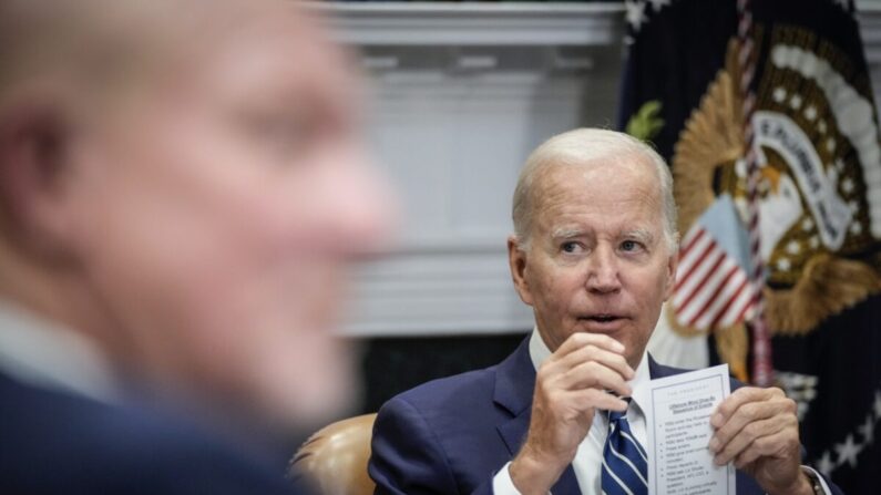 Le président des États-Unis, Joe Biden, s'exprime lors d'une réunion sur le partenariat fédéral/étatique de mise en œuvre de l'énergie éolienne en mer, dans la salle Roosevelt de la Maison Blanche, à Washington, le 23 juin 2022. (Drew Angerer/Getty Images)