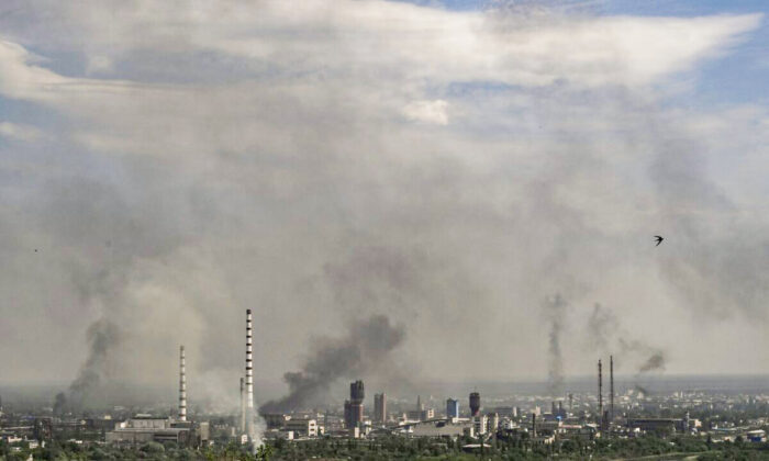 La fumée et la poussière s'élèvent au-dessus de la ville de Severodonetsk lors des combats entre les troupes ukrainiennes et russes dans la région de Donbass, dans l'est de l'Ukraine, le 14 juin 2022. (Aris Messinis/AFP via Getty Images)