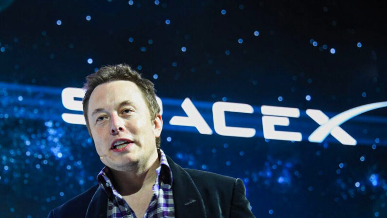 Elon Musk, PDG de SpaceX, dévoile le nouveau vaisseau spatial Dragon V2 à sept places de SpaceX, à Hawthorne, en Californie, le 29 mai 2014. (Robyn Beck/AFP via Getty Images)