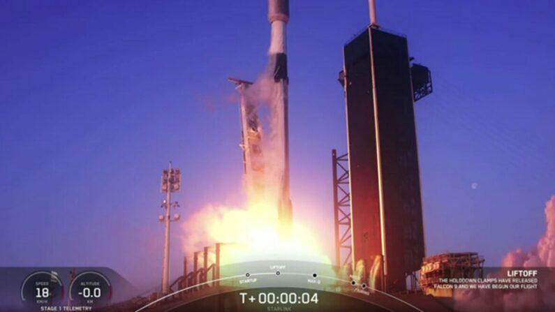 Compte à rebours et lancement du Falcon 9 en orbite à Cap Canaveral en Floride, le 18 mai 2022. (SpaceX via AP/Screenshot via Epoch Times)