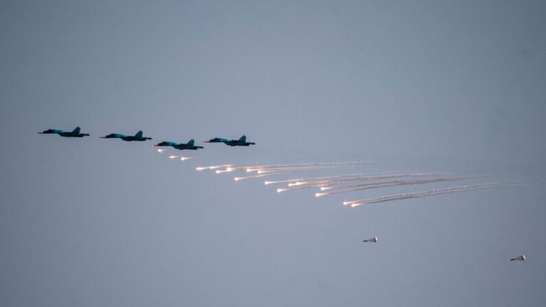 Des avions de chasse russes larguent des bombes au-dessus de la base militaire d'Ashuluk, dans le sud de la Russie, lors des exercices militaires "Caucase-2020" avec la Chine et l'Iran, le 22 septembre 2020. (Mitar Dilkoffl/AFP via Getty Images)