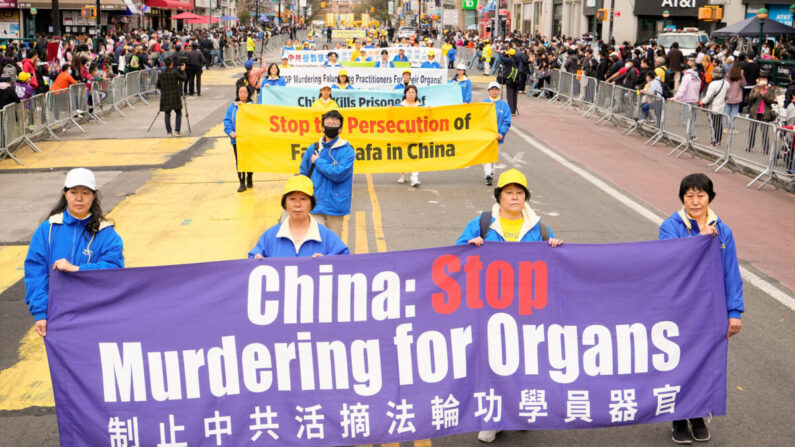 Défilé de pratiquants de Falun Gong pour commémorer le 23e anniversaire de l'appel pacifique du 25 avril 1999 à Pékin, ayant déclenché le début de la persécution, à Flushing, New York, le 23 avril 2022. (Larry Dye/Epoch Times)